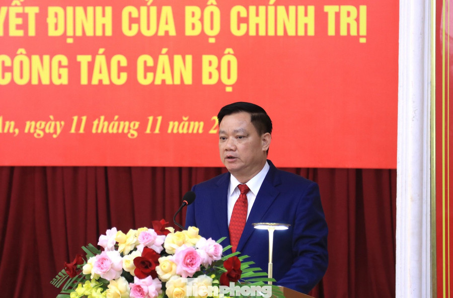 Tân Bí thư Tỉnh ủy Nghệ An Nguyễn Khắc Thận phát biểu tại buổi lễ.