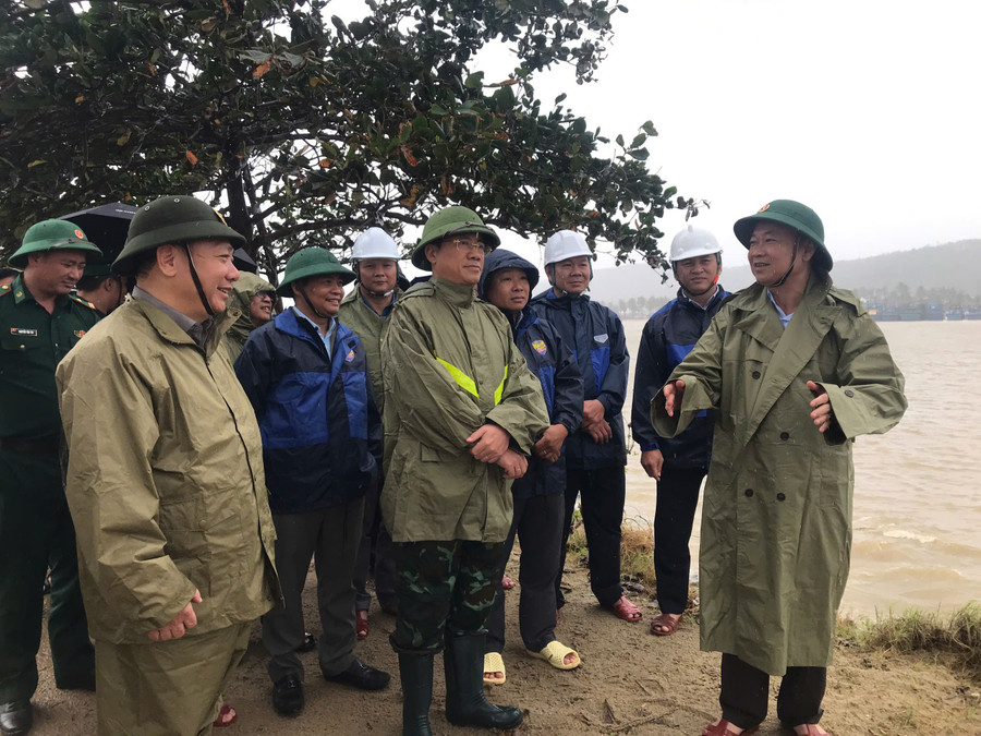 Bí thư Tỉnh ủy Thái Đại Ngọc (bìa phải) đề nghị khẩn trương xây dựng mở rộng Cảng cá Tam Quan hiện đại và đi đầu trong chuyển đổi số. Ảnh: Phi Long anh-2.jpg