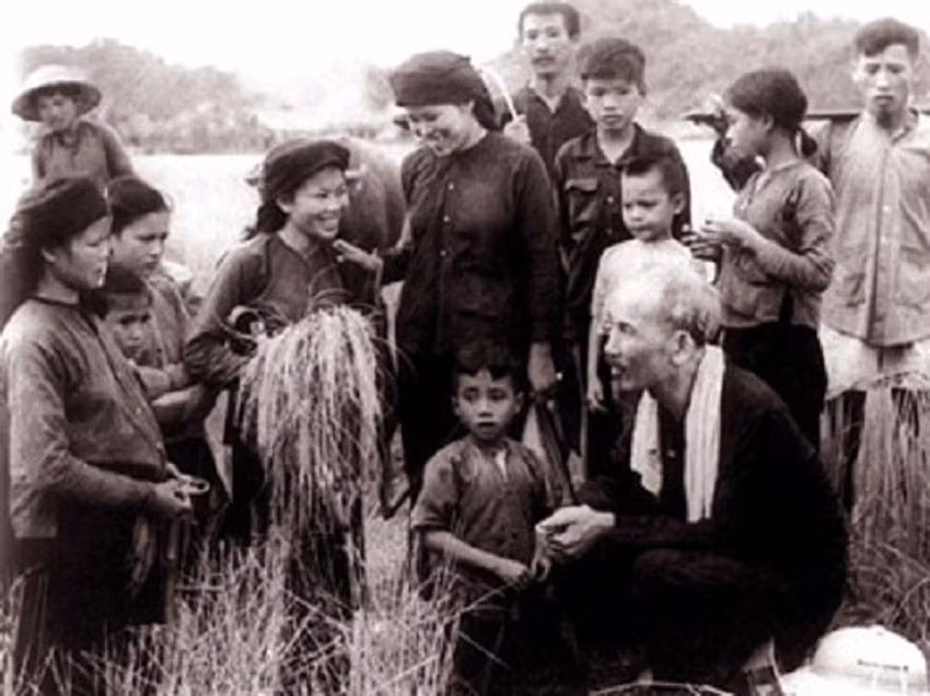Chủ tịch Hồ Chí Minh trò chuyện cùng nông dân Hợp tác xã Hùng Sơn, huyện Đại Từ, tỉnh Thái Nguyên (năm 1954). Ảnh tư liệu theo-dau-chan-nguoi-2.jpg