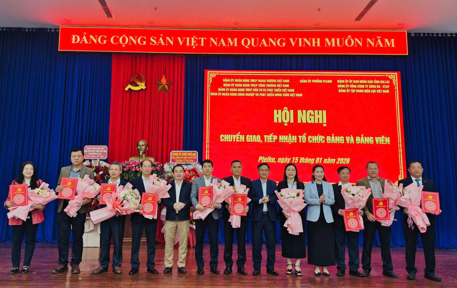Đại diện Đảng ủy phường Pleiku trao quyết định tiếp nhận tổ chức đảng. Ảnh: Phương Dung dai-dien-dang-uy-phuong-pleiku-trao-quyet-dinh-tiep-nhan-cho-cac-to-chuc-dangjpg.jpg