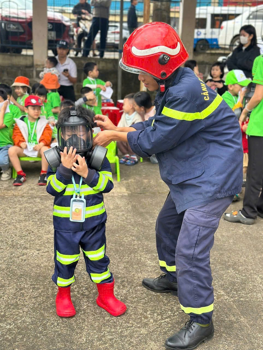 Học sinh trải nghiệm làm lính cứu hỏa. Ảnh: Xuân Tùng z7252441274521-56d75c4c60fadd39b55b1abe801ce00a.jpg