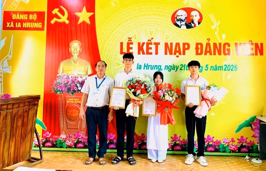 Em Nguyễn Khoa Kim Ánh (thứ 2 từ phải sang) cùng các học sinh ưu tú vừa được Chi bộ Trường THPT Phạm Văn Đồng (xã Ia Hrung) kết nạp vào Đảng. Ảnh: ĐVCC 1-1.jpg