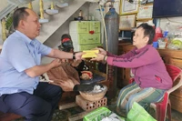 Phó Bí thư Thường trực Tỉnh ủy Rah Lan Chung thăm, tặng quà các địa phương bị thiệt hại do bão lũ