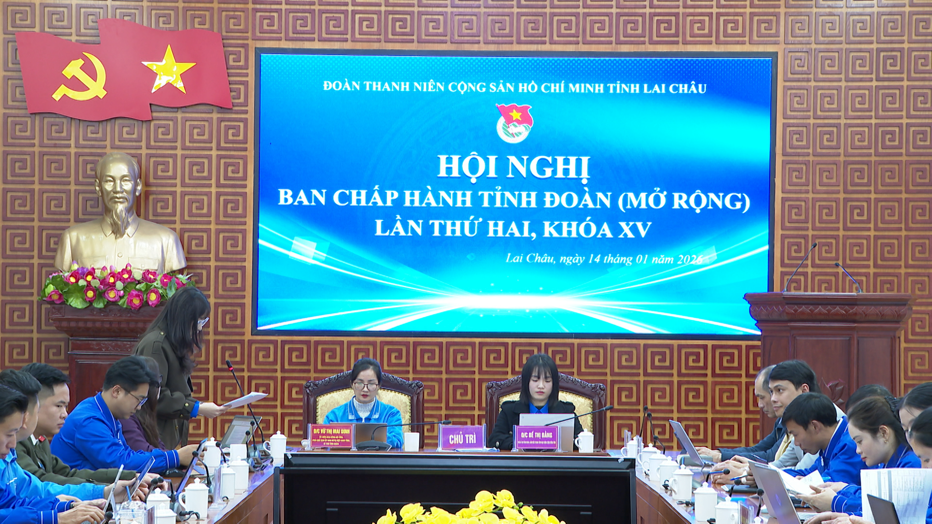 C&aacute;c đại biểu lắng nghe c&aacute;c tờ tr&igrave;nh trong Hội nghị