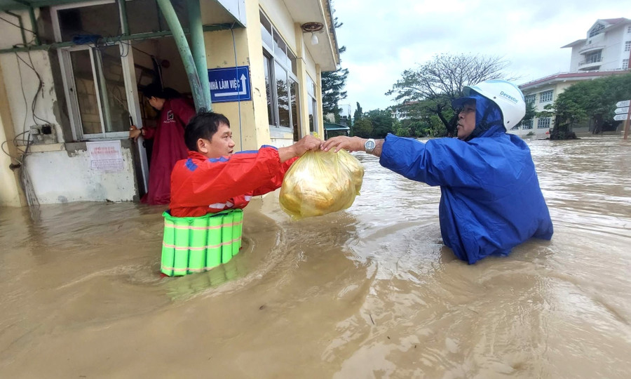 Người dân vùng ngập lũ đã được hỗ trợ thức ăn, nước uống. Ảnh: Hải Yến 2-cuu-tro.jpg