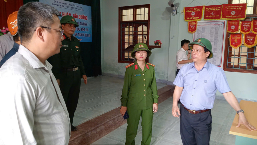 Phó Chủ tịch Thường trực UBND tỉnh Nguyễn Tuấn Thanh (bìa phải) kiểm tra nơi di dời dân đến tránh trú bão số 13 tại làng biển Nhơn Hải. Ảnh: Ngọc Nhuận pho-chu-tich-thuong-truc-ubnd-tinh-nguyen-tuan-thanh-kiem-tra-cong-tac-ung-pho-bao-so-13-tai-lang-bien-nhon-hai-1.jpg