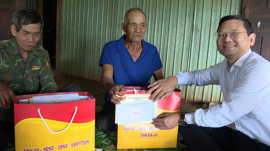 Phó Chủ tịch UBND tỉnh Nguyễn Tự Công Hoàng thăm, tặng quà 2 thương binh Siu Lơr và Rơ Châm Thôh, ở làng Grut, xã Ia Khươl. Ảnh: R.Piên anh-2.jpg