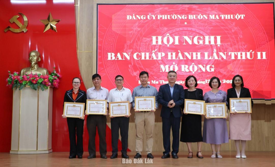 Ph&oacute; B&iacute; thư Đảng ủy, Chủ tịch UBND phường Bu&ocirc;n Ma Thuột Nguyễn Thanh Vũ trao tặng giấy khen cho c&aacute;c tổ chức đảng đạt ti&ecirc;u chuẩn &ldquo;Ho&agrave;n th&agrave;nh xuất sắc nhiệm vụ&rdquo; ti&ecirc;u biểu năm 2025.
