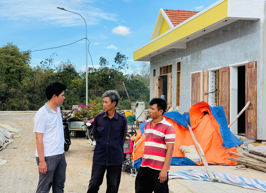 dang-vien-neu-guong-thuc-hien-viec-kho-viec-moi.jpg