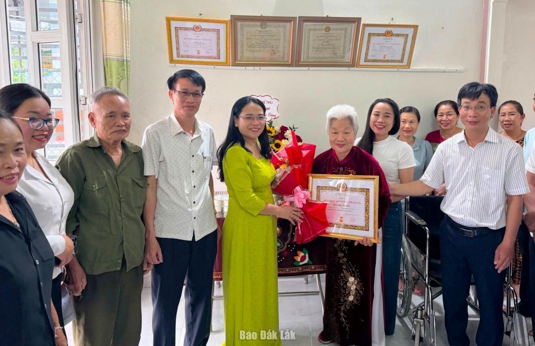 Lãnh đạo xã Liên Sơn Lắk trao Huy hiệu 60 năm tuổi đảng cho đảng viên Nguyễn Thị Ngư.