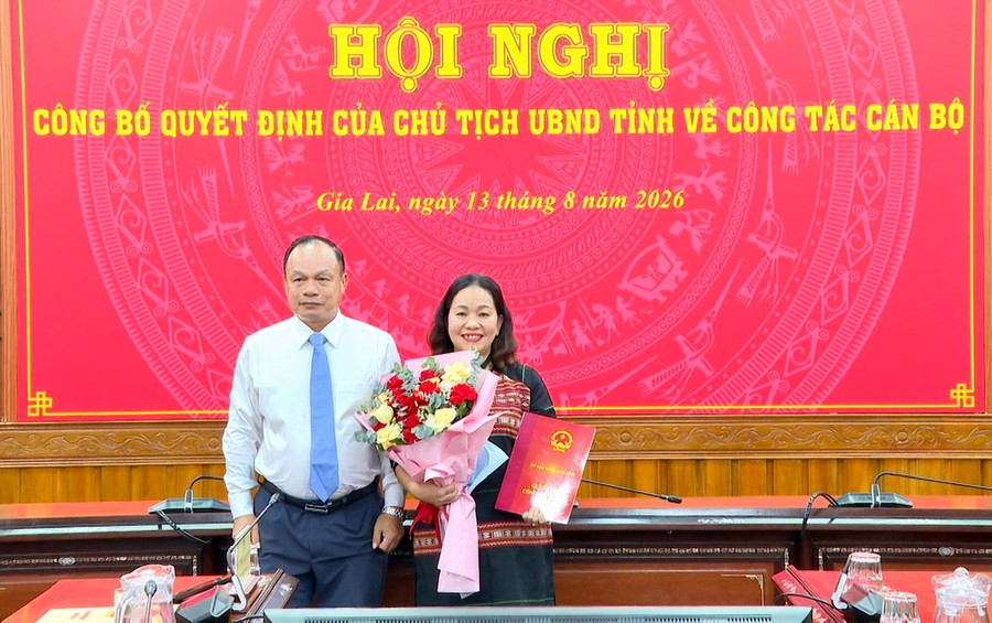 pho-chu-tich-ubnd-tinh-duong-mah-tiep-ben-trai-trao-quyet-dinh-va-tang-hoa-chuc-mung.jpg