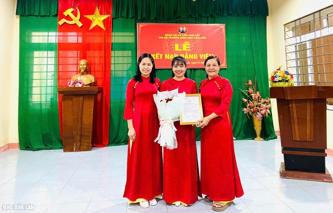 Lễ Kết nạp đảng viên mới tại Chi bộ Trường Mầm non Liên Sơn.