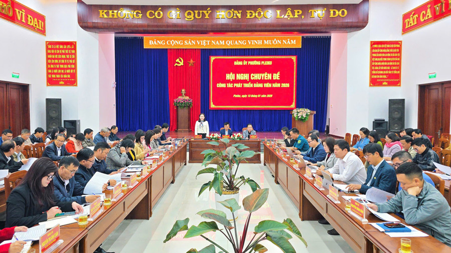 Đảng ủy phường Pleiku giao chỉ tiêu phát triển đảng viên năm 2026 cho các chi bộ trực thuộc. Ảnh: P.D phat-trien-dang-vien-2.jpg