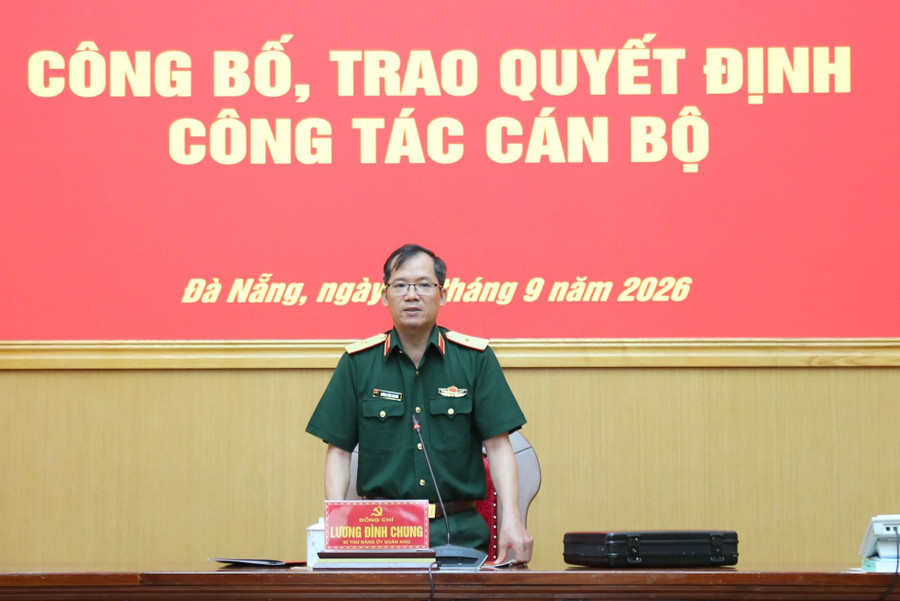 Thiếu tướng Lương Đình Chung - Chính ủy Quân khu 5 phát biểu giao nhiệm vụ cho các cán bộ được điều động, bổ nhiệm. Ảnh: Lê Tây 3.jpg