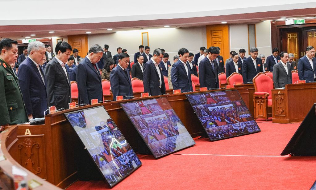 Tổng Bí thư Tô Lâm, các đồng chí lãnh đạo Đảng, Nhà nước dự Hội nghị đã dành 1 phút mặc niệm những người bị thiệt mạng do bão lũ. Ảnh: dangcongsan.vn