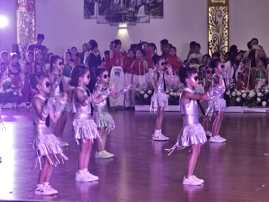 Các tiết mục của nhóm tuổi nhi đồng gây ấn tượng với phong cách biểu diễn sôi động. Ảnh: R'Ô HOK cac-tiet-muc-cua-nhom-tuoi-nhi-dong-gay-an-tuong-voi-phong-cach-bieu-dien-soi-dong-ky-thuat-tot-anh-ro-hok.jpg