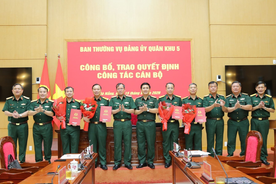 Đại tá Nguyễn Thế Vinh (thứ 3 từ trái sang) và Đại tá Trần Thế Phan (thứ 4 từ trái sang) nhận quyết định điều động, bổ nhiệm từ thủ trưởng Quân khu 5. Ảnh: Lê Tây dai-ta-tran-the-phan-duoc-bo-nhiem-giu-chuc-chi-huy-truong-bo-chqs-tinh-gia-lai.jpg