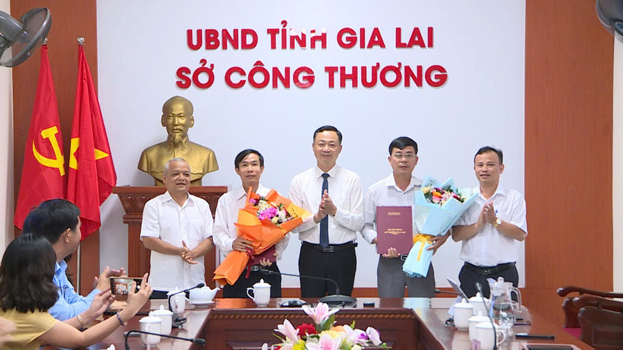 so-cong-thuong-tiep-nhan-bo-nhiem-cong-chuc-phong-dia-chat-va-khoang-san.jpg