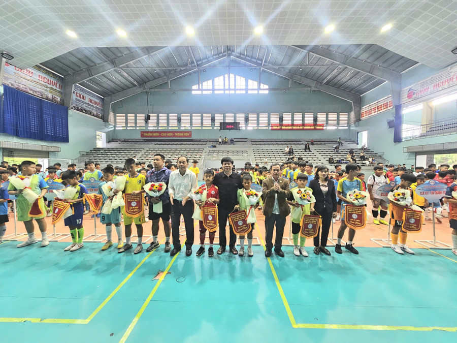 Ban tổ chức tặng cờ, hoa lưu niệm cho các đội tham giải đấu. Ảnh: R'Ô HOK z6935828109933-d48b020ae43611a47178255cf81d9c34.jpg