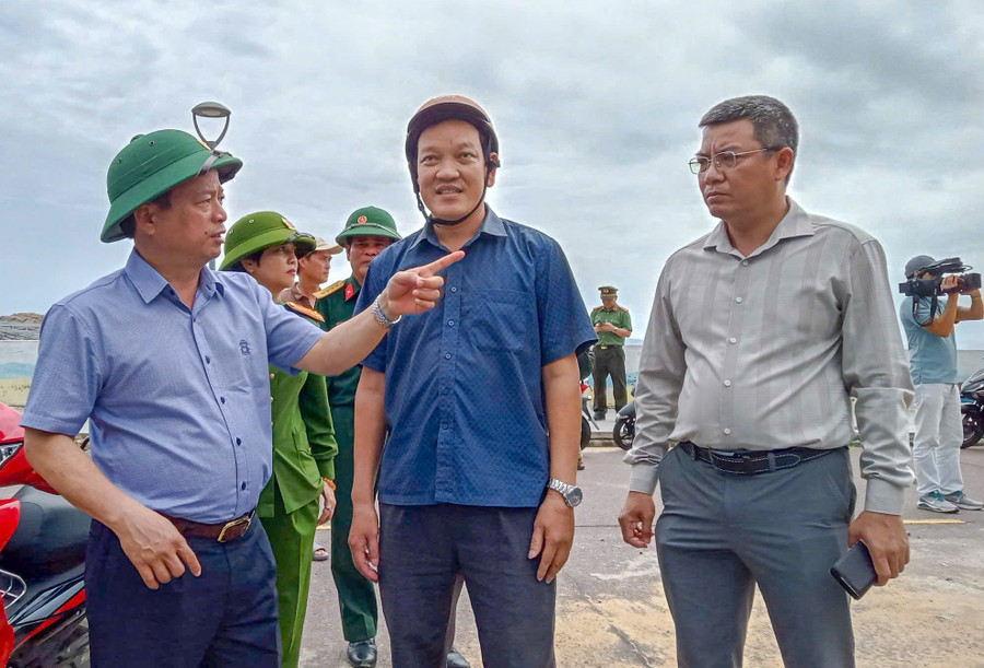 Phó Chủ tịch Thường trực UBND tỉnh Nguyễn Tuấn Thanh (bìa trái) kiểm tra công tác ứng phó bão số 13 tại làng biển Nhơn Hải. Ảnh: Ngọc Nhuận pho-chu-tich-thuong-truc-ubnd-tinh-nguyen-tuan-thanh-kiem-tra-cong-tac-ung-pho-bao-so-13-tai-lang-bien-nhon-hai-2.jpg