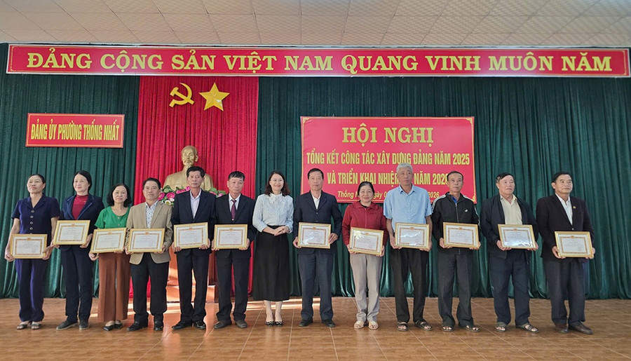 tang-giay-khen-cho-cac-dang-vien-hoan-thanh-xuat-sac-nhiem-vu-tieu-bieu-nam-2025.jpg