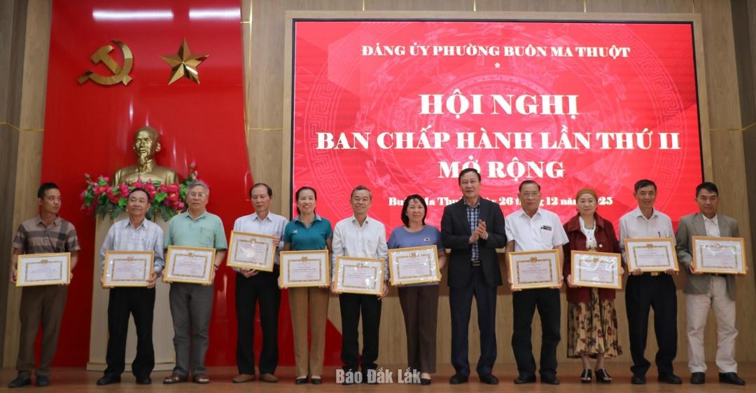 Ủy vi&ecirc;n Ban Thường vụ Tỉnh ủy, B&iacute; thư Đảng ủy phường Bu&ocirc;n Ma Thuột trao tặng giấy khen cho c&aacute;c tổ chức đảng đạt ti&ecirc;u chuẩn &ldquo;Ho&agrave;n th&agrave;nh xuất sắc nhiệm vụ&rdquo; ti&ecirc;u biểu năm 2025.