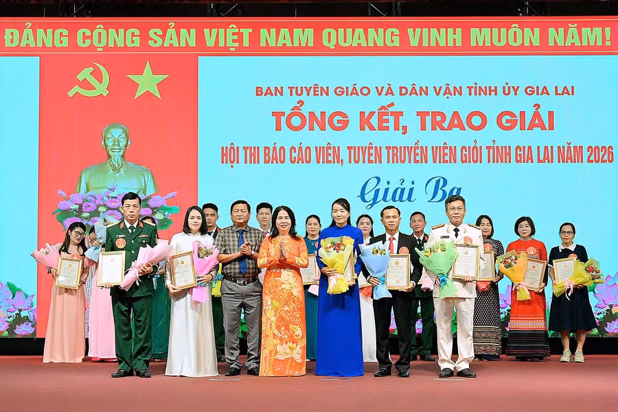 Ban Tổ chức trao giải cho các thí sinh đạt giải ba tại Hội thi. Ảnh: Đức Thụy giai-ba.jpg