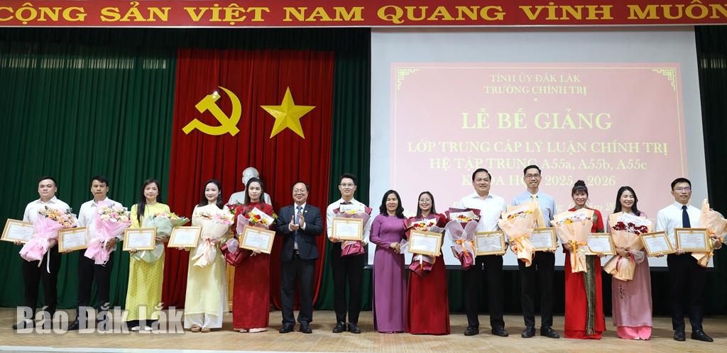 Tỉnh ủy vi&ecirc;n, Hiệu trưởng Trường Ch&iacute;nh trị tỉnh Huỳnh Chiến Thắng v&agrave;&nbsp;Ph&oacute; Hiệu trưởng Trường Ch&iacute;nh trị tỉnh Nguyễn Thị Kim Thoa&nbsp;tặng giấy khen cho c&aacute;c học vi&ecirc;n xuất sắc. 