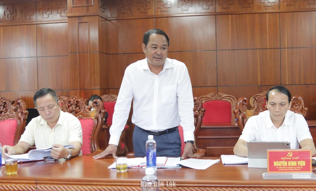 Phó Trưởng Ban Tổ chức Tỉnh ủy tham gia ý kiến tại buổi làm việc.