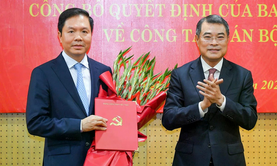 Trưởng Ban Tổ chức Trung ương L&ecirc; Minh Hưng trao quyết định của Ban B&iacute; thư cho &ocirc;ng Trịnh Mạnh Linh. (Ảnh: Thế Đại)