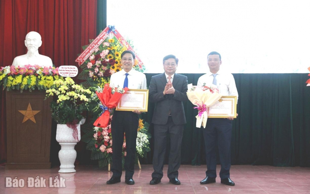 C&aacute;c c&aacute; nh&acirc;n vinh dự nhận Bằng khen của Ban Nội ch&iacute;nh Trung ương.