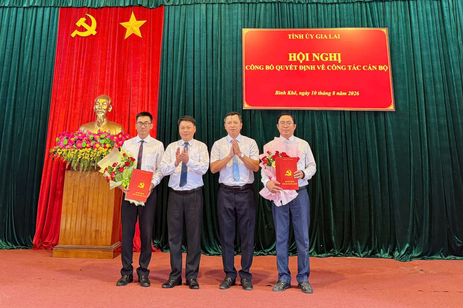 Phó Ban Tổ chức Tỉnh ủy Phan Chí Hùng (thứ 2 từ trái sang) trao quyết định về điều động cán bộ của Tỉnh ủy cho đồng chí Nguyễn Công Đệ (bìa phải) và đồng chí Tạ Phương Trung (bìa trái). Ảnh: Úc Ly trao-quyet-dinh-cua-tinh-uy-gia-lai-ve-cong-tac-can-bo.jpg