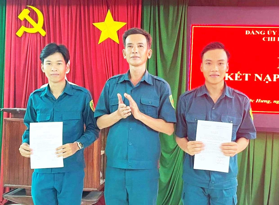 Kết nạp đảng viên mới tại Chi bộ Quân sự thuộc Đảng bộ xã Tuy Phước Bắc. Ảnh: ĐVCC Kết nạp đảng viên mới tại Chi bộ Quân sự thuộc Đảng bộ xã Tuy Phước Bắc.