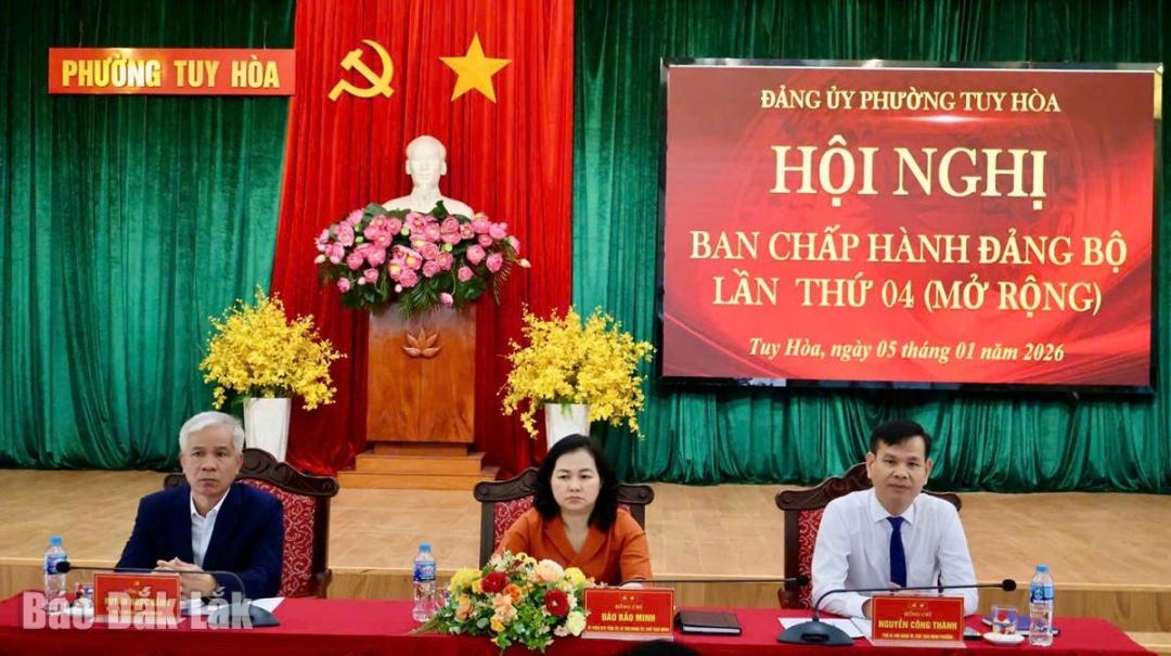 C&aacute;c đồng ch&iacute; Thường trực Đảng ủy chủ tr&igrave; hội nghị. Ảnh: Trang Diễm