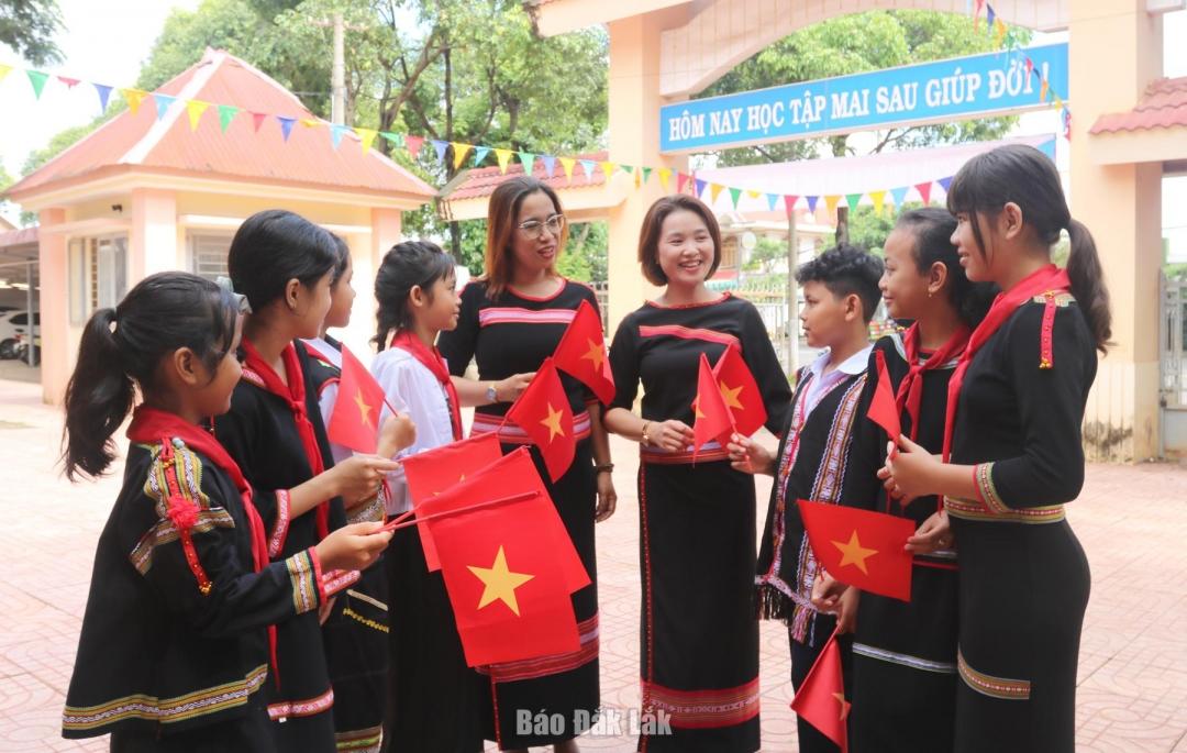 C&ocirc; v&agrave; tr&ograve; Trường phổ th&ocirc;ng D&acirc;n tộc nội tr&uacute; THCS Bu&ocirc;n Ma Thuột.