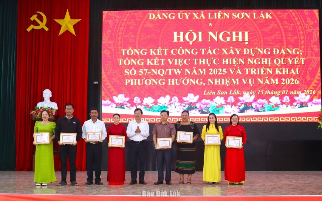 Ph&oacute; B&iacute; thư Thường trực Đảng ủy x&atilde; Nguyễn Trọng Trung tặng giấy khen c&aacute;c chi bộ trực thuộc ho&agrave;n th&agrave;nh xuất sắc nhiệm vụ năm 2025.