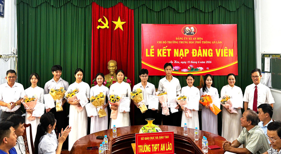 Lễ kết nạp đảng viên mới tại Chi bộ Trường THPT An Lão thuộc Đảng bộ xã An Hòa - một trong những địa phương đã vượt chỉ tiêu phát triển đảng viên năm 2026. Ảnh: ĐVCC linh-hoat-tao-nguon-phat-trien-dang-vien.jpg