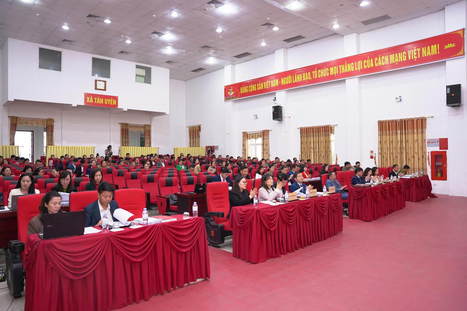 Các đại biểu dự kỳ họp.