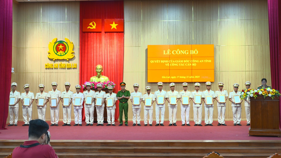 lanh-dao-cong-an-tinh-trao-quyet-dinh-dieu-dong-cho-cac-dong-chi-chi-huy-cap-doi-cong-an-cap-xa.jpg