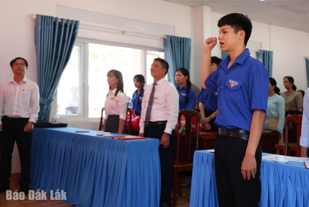 Đảng viên Trần Trung Kiên tuyên thệ trong lễ kết nạp đảng viên.