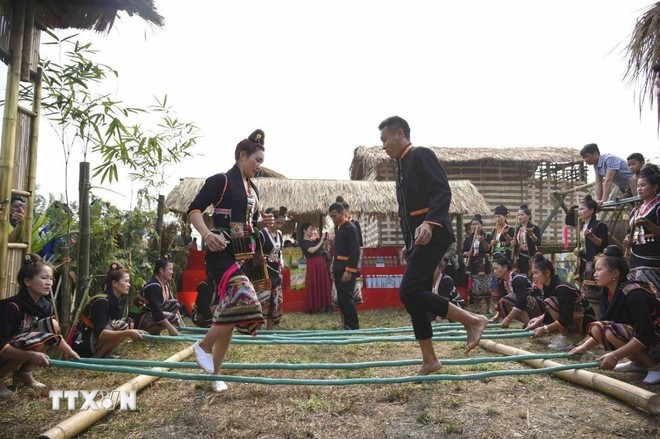 Biểu diễn nhảy sạp của người Khơ Mú tỉnh Điện Biên tại Lễ hội Hoa Ban và Ngày hội Văn hóa, Thể thao và Du lịch các dân tộc tỉnh Điện Biên lần thứ VII. (Ảnh: Xuân Tư/TTXVN)