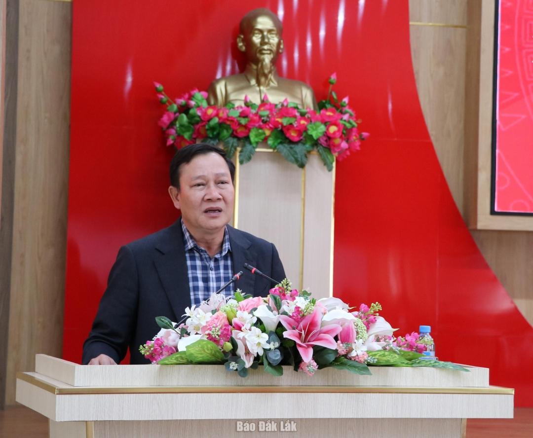 Ủy vi&ecirc;n Ban Thường vụ Tỉnh ủy, B&iacute; thư Đảng ủy phường Bu&ocirc;n Ma Thuột Trần Ph&uacute; H&ugrave;ng chủ tr&igrave; hội nghị.