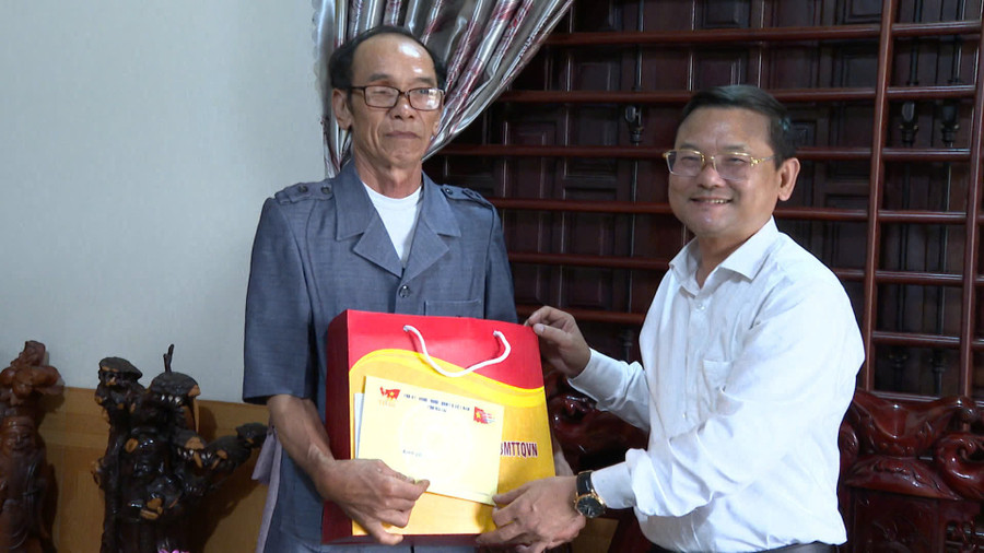 Phó Chủ tịch UBND tỉnh Nguyễn Tự Công Hoàng tặng quà của Tỉnh ủy, HĐND, UBND, UBMTTQ Việt Nam tỉnh cho thương binh Nguyễn Hữu Đoán, ở thôn 4, xã Chư Păh. Ảnh: R.Piên anh-3.jpg