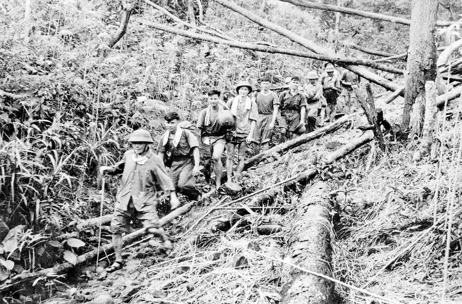 Đồng chí Chu Huy Mân (đi đầu), Tư lệnh kiêm Chính ủy Chiến dịch, cùng cán bộ, chiến sĩ trong Chiến dịch Plei Me (1965). Ảnh: TLLSQS Đồng chí Chu Huy Mân (đi đầu), Tư lệnh kiêm Chính ủy Chiến dịch, cùng cán bộ, chiến sĩ trong Chiến dịch Plei Me (1965).