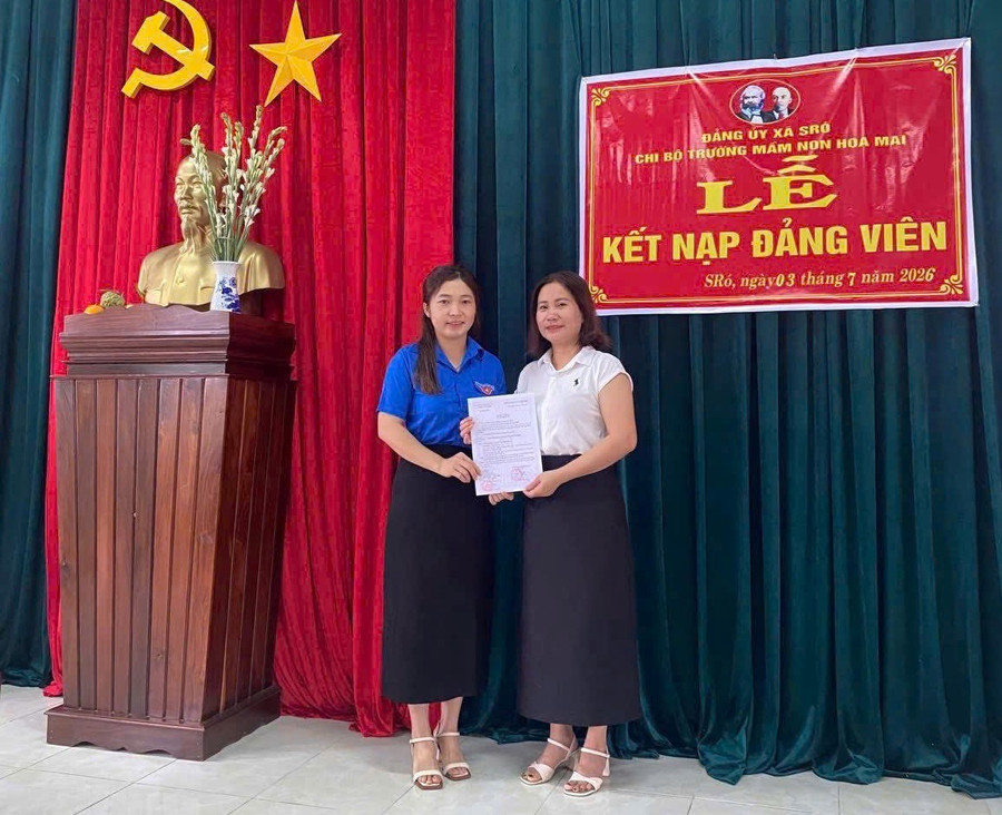 Kết nạp đảng viên mới tại Chi bộ Trường Mầm non Hoa Mai thuộc Đảng bộ xã SRó. Ảnh: ĐVCC 3.jpg