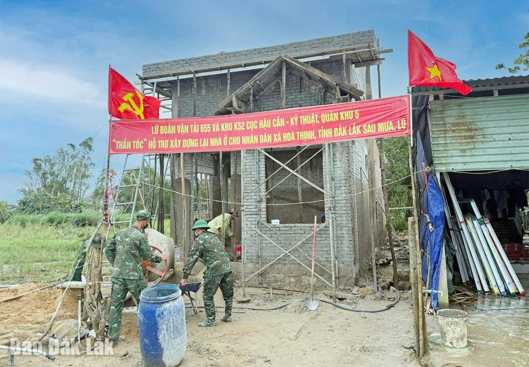 Ban Thường vụ Tỉnh ủy đề nghị c&aacute;c cơ quan, đơn vị, địa phương đẩy nhanh tiến độ &ldquo;Chiến dịch Quang Trung&rdquo;, khẩn trương ho&agrave;n th&agrave;nh sửa chữa, x&acirc;y mới nh&agrave; ở cho người d&acirc;n bị thiệt hại do b&atilde;o lũ, bảo đảm nơi ở an to&agrave;n, ổn định để Nh&acirc;n d&acirc;n đ&oacute;n Tết.