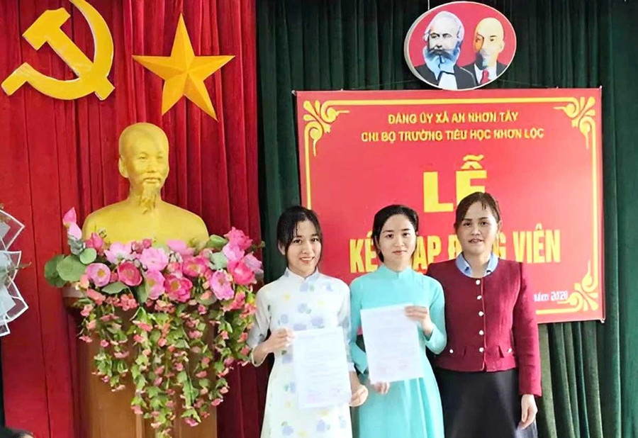 Kết nạp đảng viên mới tại Chi bộ Trường Tiểu học Nhơn Lộc, xã An Nhơn Tây. Ảnh: ĐVCC Kết nạp đảng viên mới tại Chi bộ Trường Tiểu học Nhơn Lộc, xã An Nhơn Tây. Ảnh: ĐVCC