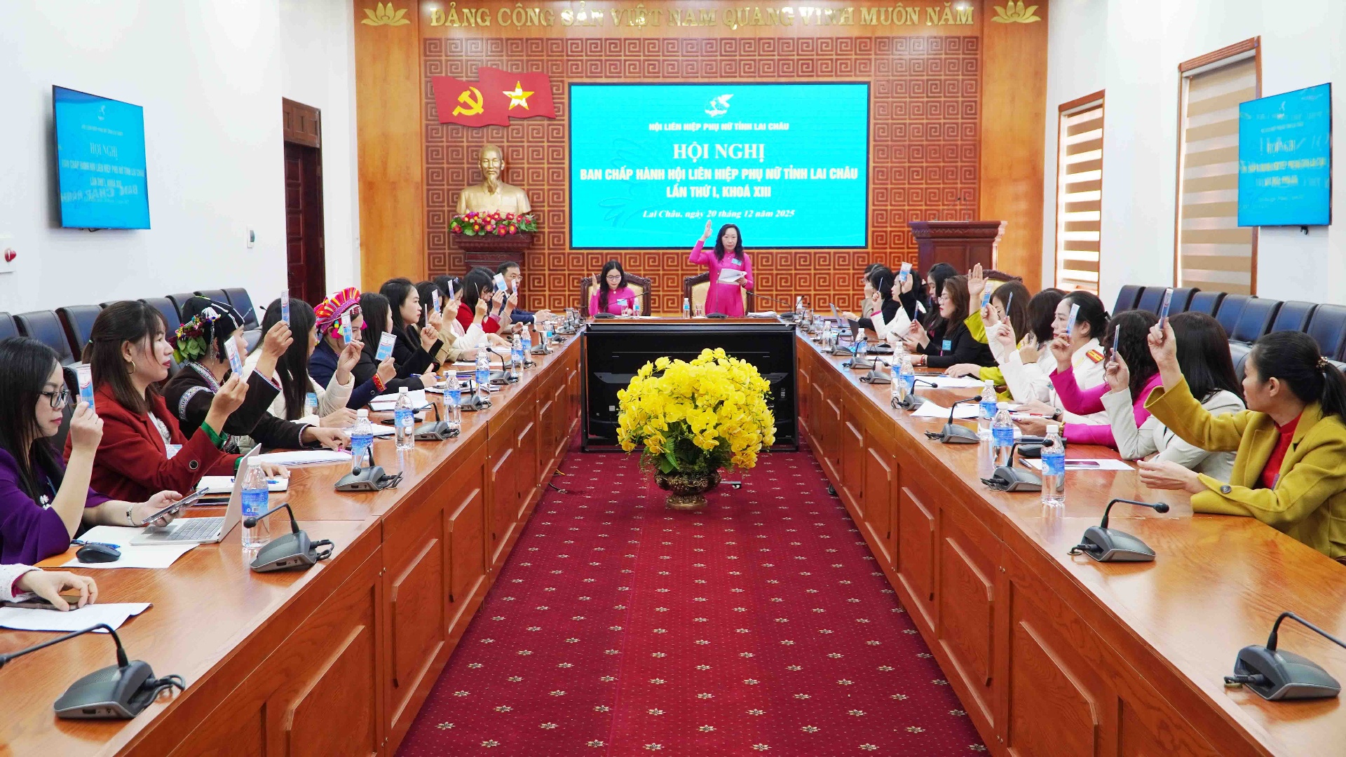 C&aacute;c đại biểu biểu quyết th&ocirc;ng qua c&aacute;c nội dung tại hội nghị. 