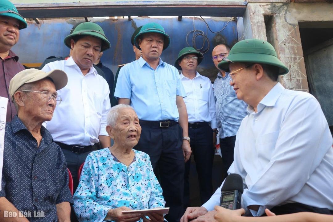 Ph&oacute; Thủ tướng Ch&iacute;nh phủ Mai Văn Ch&iacute;nh; Ủy vi&ecirc;n dự khuyết Trung ương Đảng, B&iacute; thư Tỉnh ủy Lương Nguyễn Minh Triết thăm hỏi, động vi&ecirc;n, tặng qu&agrave; người d&acirc;n bị thiệt hại sau b&atilde;o số 13 tại x&atilde; Xu&acirc;n Cảnh.