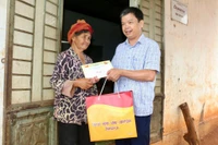Lãnh đạo UBND tỉnh Gia Lai thăm, tặng quà các gia đình chính sách